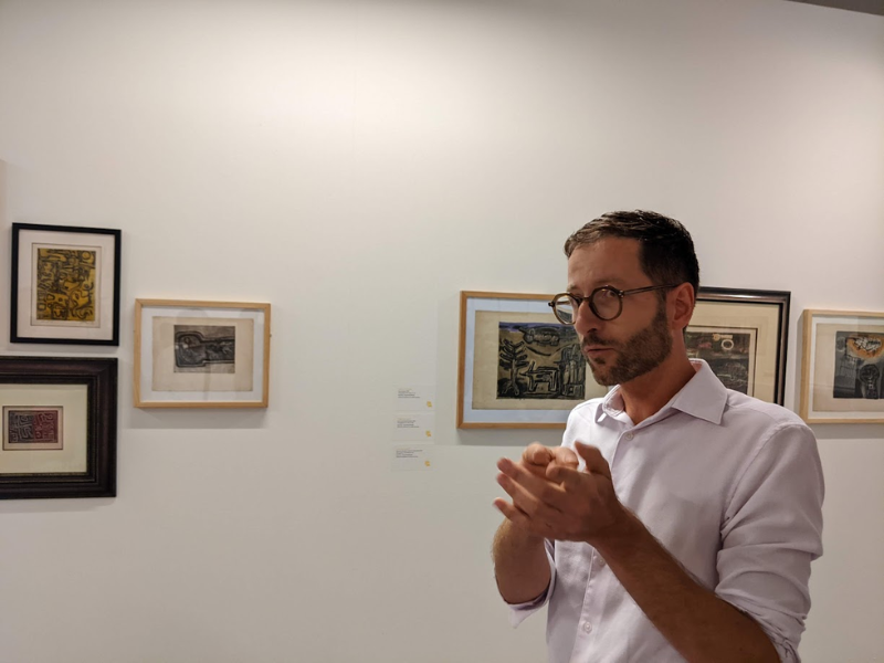 expo Corneille Le président de la fondation Corneille commentant l'exposition au fil de la joie au Centre de la Gravure de La Louvière